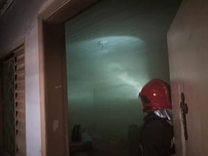 Bombeiros militares combatem incêndio em residência causado por vazamento de gás de cozinha