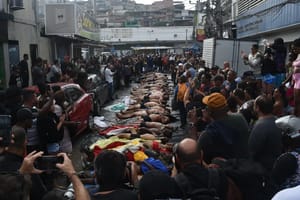 Mais de 50 corpos são enfileirados em praça após megaoperação no Rio de Janeiro