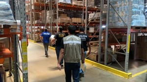 Polícia Civil e Mapa fiscalizam distribuidora de Várzea Grande e retêm mais de 7 mil whiskies