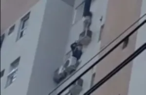 Mulher se pendura em ar-condicionado para salvar mãe e criança durante incêndio em apartamento
