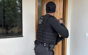 Suspeitos de fornecerem suporte logístico e financeiro a facção são alvos de operação