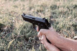 Homem é morto a tiros dentro de casa e pai fica ferido em ataque em Várzea Grande