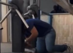 Desespero na reta final: candidato se arrasta por baixo do portão para não perder prova em Cuiabá