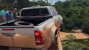 Caminhonete da comitiva de Pivetta quase despenca de ponte em estrada de terra