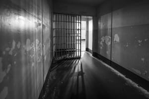 Justiça acolhe pedido do MPE e mantém preso ex que arrastou mulher na rua