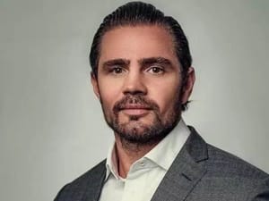 Reserva de R$ 524 mil em Dubai será usada pela defesa de Vorcaro contra tese de fuga