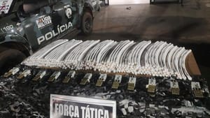 PMs da Força Tática flagram Hilux com explosivos a caminho de garimpo em MT