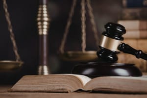 Tribunal do Júri de Sorriso condena réus por homicídio, porte de arma e crime organizado