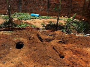 Polícia Militar localiza cadáver enterrado em quintal de residência e prende 3 pessoas