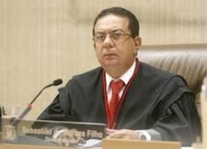 Desembargador afastado por suspeita de corrupção se aposenta em Mato Grosso