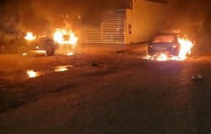Carros são incendiados 24h após morte de homem; vítima tinha passagens criminais