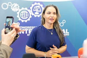 Prefeita em exercício debate desafios tributários e fiscais em Congresso Internacional