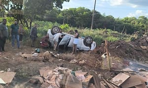 Motorista passa mal e capota carro; mulher foi socorrida consciente e encaminhada para o hospital