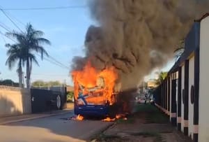 Ônibus intermunicipal é tomado por chamas e causa tumulto em Várzea Grande