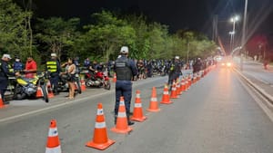 Lei Seca fiscaliza motocicletas em VG e prende quatro pessoas, incluindo suspeito de tráfico