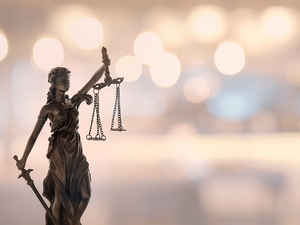 Idosa de 74 anos receberá R$ 10 mil após ter pertences furtados em pátio de supermercado