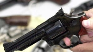 Casal é preso tentando vender arma em estacionamento de supermercado no CPA I