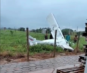 Aeronave cai durante pouso e duas pessoas morrem ao lado do aeroporto; veja vídeo