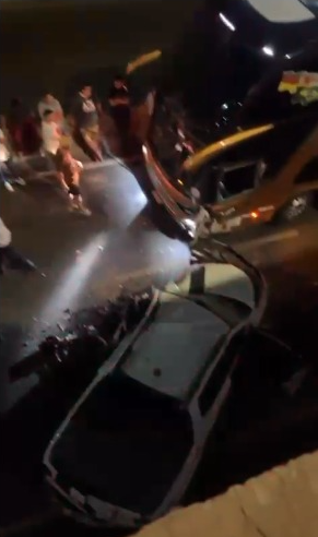 Ônibus entra na contramão na Avenida Miguel Sutil e colide com carro em Cuiabá