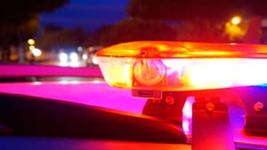 Casal é rendido por criminosos mascarados e vítima acaba ferida