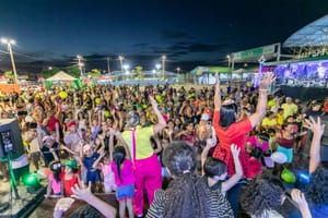 Pedra 90 vive noite de magia com passagem da Carreta de Natal