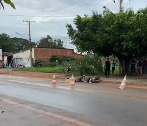 Motociclista morre após perder controle em quebra-molas e ser atingido por caminhão