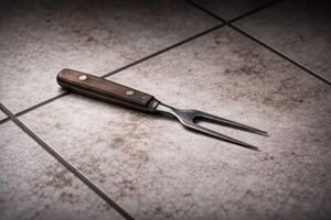 Homem é morto com golpe de garfo dentro de casa; DHPP vai investigar o crime