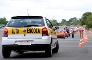 Contran aprova fim de aulas obrigatórias em autoescolas para tirar CNH