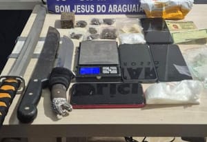 Polícia Militar detém quadrilha por tráfico e localiza drogas escondidas no forro do teto