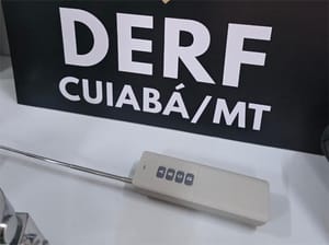 Suspeito é preso após arrombar veículo; criminoso estava com aparelho bloqueador de sinal de alarme