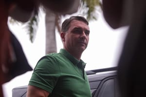 Após visitar Bolsonaro, Flávio confirma candidatura: "Não vamos voltar atrás"