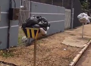 Após sofrerem por falta de água, moradores de Várzea Grande agora acumulam lixo na porta de casa