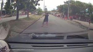 Criminosos com fuzis bloqueiam rua durante resgate de caminhoneiro sequestrado