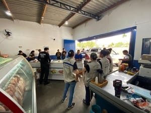 Três peixarias que funcionavam de forma clandestina em Cuiabá são interditadas durante operação