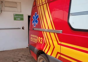 Bombeiros militares socorrem idosa após queda em residência
