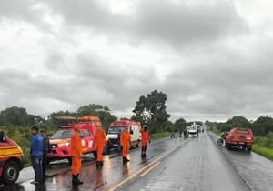 Bombeiros militares atendem grave acidente de trânsito envolvendo veículo de carga na BR-070