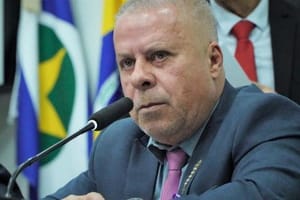 Dias aceita pedido de desculpas e encerra caso de quebra de decoro contra Chico 2000