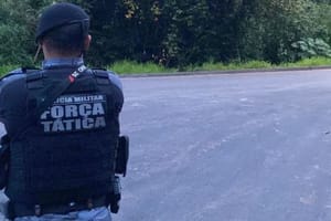 Homem é detido após atacar morador com faca; suspeito reagiu a prisão e foi algemado