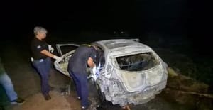 Corpo carbonizado é achado em carro incendiado; PJC busca esclarecer motivos do crime
