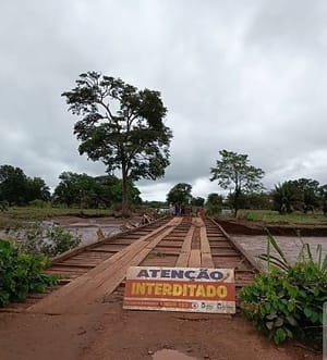 Chuvas violentas fazem rio transbordar e paralisam turismo em Vila Bela; pontes são interditadas