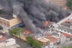 Galpão de flores pega fogo na Moóca em incêndio de grandes proporções
