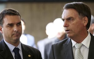 Após lançar pré-campanha, Flávio já cogita desistir e pressiona por anistia a Jair Bolsonaro