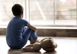 Crianças de 4 e 6 anos são encontrados abandonados e com febre alta em casa