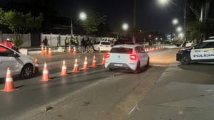 Lei Seca prende 10 motoristas na Avenida das Torres, em Cuiabá