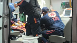 Ataque a faca durante assalto deixa jovem entre a vida e a morte em Cuiabá