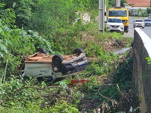 Acidente na Avenida Antártica deixa dois trabalhadores feridos em Cuiabá; veja vídeo