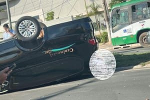 Acidente com carro funerário expõe cadáver na Fernando Corrêa da Costa