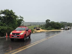 Bombeiros atendem grave acidente na BR-364 envolvendo caminhão e dois carros