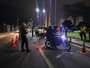 Operação Lei Seca termina com seis prisões e 33 veículos removidos em Cuiabá