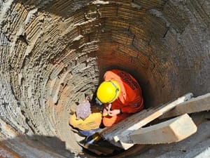 Trabalhadora que caiu em poço de reservatório de dejetos de 4,5 metros é resgatada